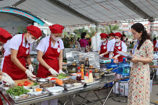 Cầu nối ý Đảng - lòng dân