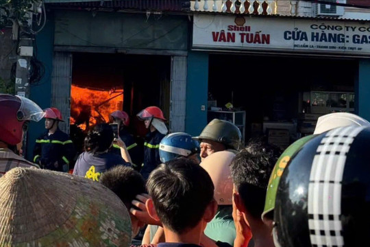 Kịp thời khống chế cháy khu vực gửi xe ở thôn Cẩm La