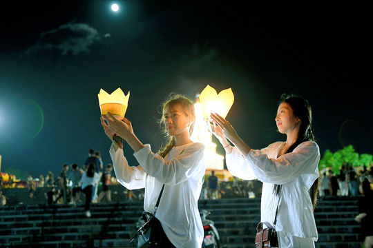Glowing requiem and lantern festival at Con Son - Kiep Bac