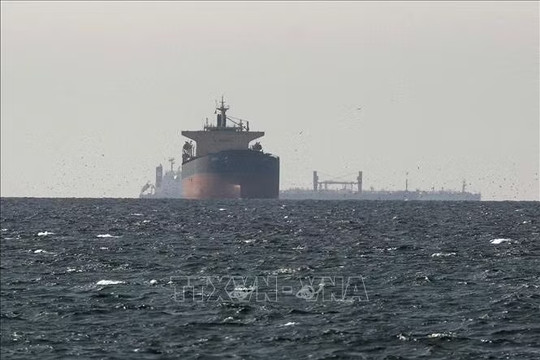 Dầu mỏ vẫn chảy qua eo biển Hormuz bất chấp xung đột