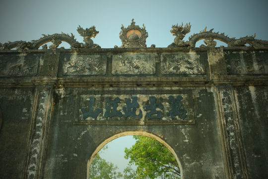 Sừng sững nghi môn đền Kiếp Bạc