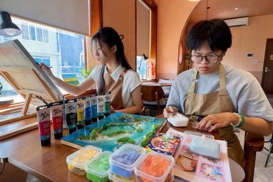 Người trẻ sáng tạo với tranh Resin