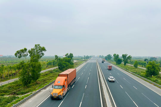 Hải Phòng kiến nghị khuyến khích xe đầu kéo đi cao tốc Hà Nội - Hải Phòng