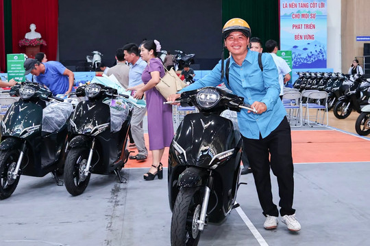 Thôn Việt Hải nhận 88 xe máy điện, hướng tới giao thông xanh