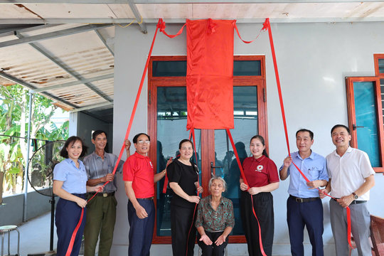 Trao nhà 'Chữ thập đỏ' tặng phụ nữ sống một mình ở Thanh Miện