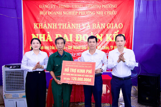 Bàn giao nhà 'Đại đoàn kết' tặng cựu chiến binh, nạn nhân chất độc da cam ở Nhị Chiểu