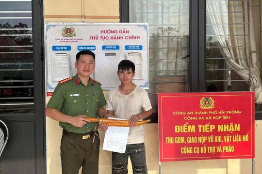 Công an xã Hợp Tiến sớm hoàn thành vận động thu hồi pháo hoặc vũ khí, công cụ hỗ trợ