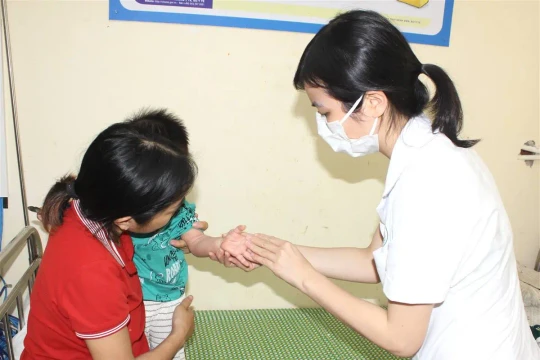 Bệnh tay chân miệng gia tăng khi trẻ trở lại trường