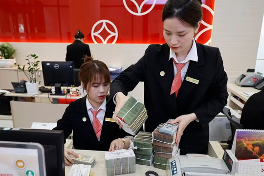 Lãi suất huy động chịu áp lực tăng, khó trở lại thời tiền rẻ