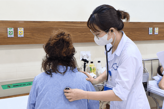 Cảnh giác nguy cơ mắc COVID-19 ở người cao tuổi