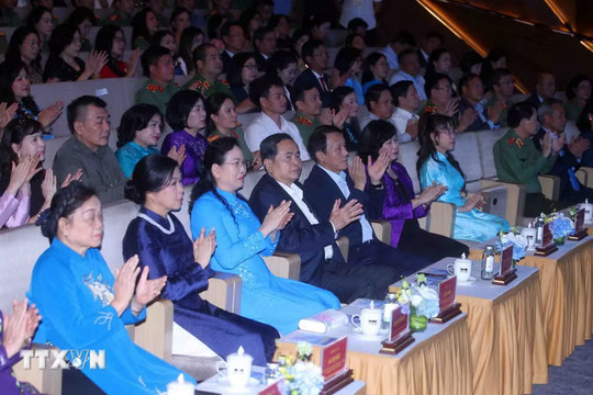 Chủ tịch Quốc hội Trần Thanh Mẫn dự chương trình nghệ thuật 'Kết nối yêu thương'