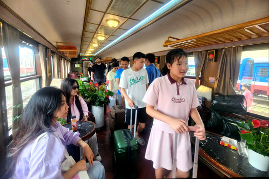 Tàu Hoa Phượng Đỏ ưu đãi mua 3 vé tặng 1
