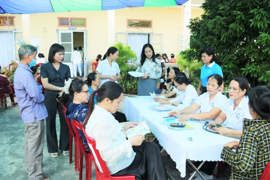 Gần 200 người được khám, tư vấn chăm sóc sức khỏe sinh sản miễn phí