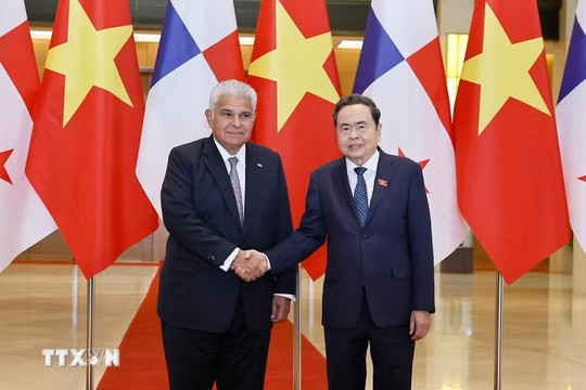Chủ tịch Quốc hội Trần Thanh Mẫn hội kiến Tổng thống Panama