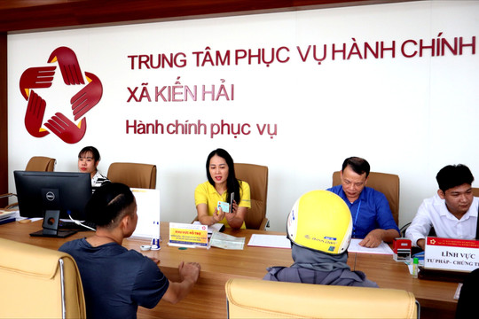 Từ chuyển phát đến hỗ trợ dịch vụ công