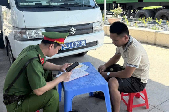 Công an Hà Bắc xử lý xe container, xe tải dừng đỗ sai quy định