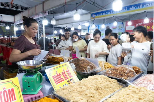 Khai mạc Phiên chợ đưa hàng Việt về nông thôn xã Gia Lộc