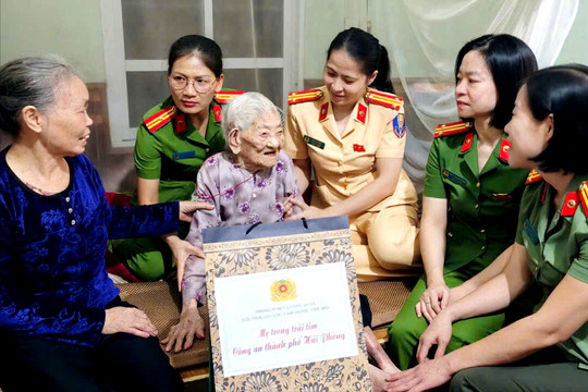 Phụ nữ Cảnh sát giao thông nhận phụng dưỡng 2 Bà mẹ Việt Nam anh hùng ở xã Tuệ Tĩnh