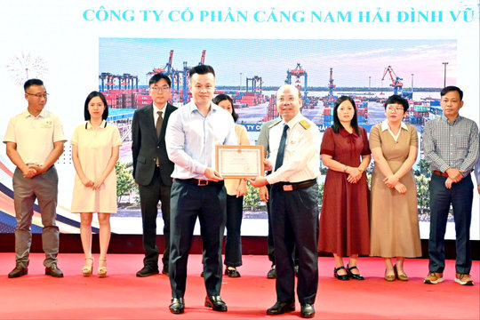 Hai Phong honors outstanding businesses and taxpayers