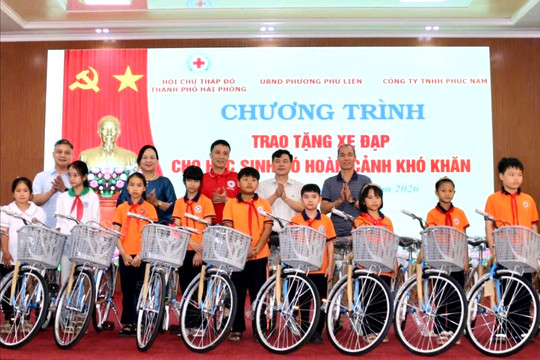 Tặng 50 xe đạp cho học sinh khó khăn