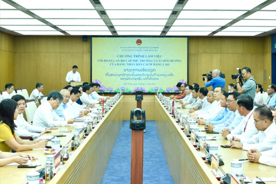Chủ tịch UBND thành phố Đỗ Thành Trung tiếp, làm việc với Đoàn cán bộ Đảng Nhân dân Cách mạng Lào