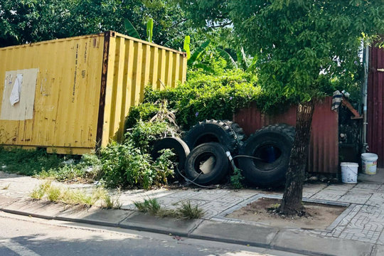 Sớm giải tỏa lốp xe cũ, vỏ container tập kết ven đường 359