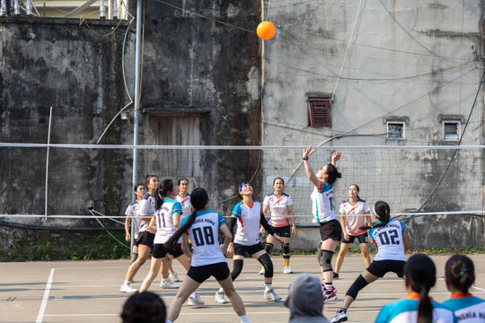 Phái đẹp Cẩm Giàng tranh tài trên sân bóng chuyền hơi