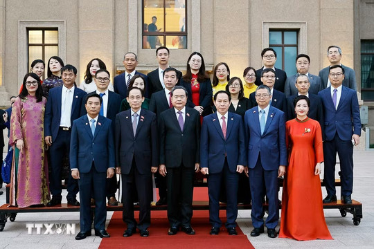 Chủ tịch Quốc hội Trần Thanh Mẫn gặp gỡ cộng đồng kiều bào tại Trung Quốc