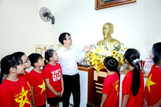 Học sinh Trường Tiểu học Nguyễn Thị Minh Khai học và làm theo lời Bác dạy