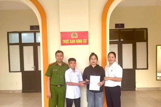 Học sinh lớp 7 được biểu dương vì trả lại của rơi