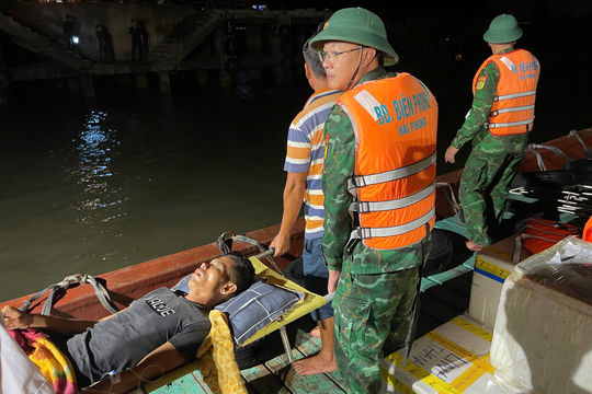 Bộ đội Biên phòng Hải Phòng đưa thuyền viên người Thanh Hoá từ Bạch Long Vĩ về đất liền cấp cứu