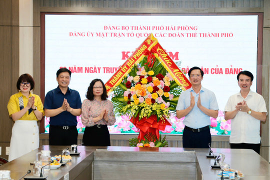 Phó Bí thư Thành uỷ Phạm Văn Lập chúc mừng Đảng ủy MTTQ, các đoàn thể và Hội Liên hiệp Phụ nữ thành phố