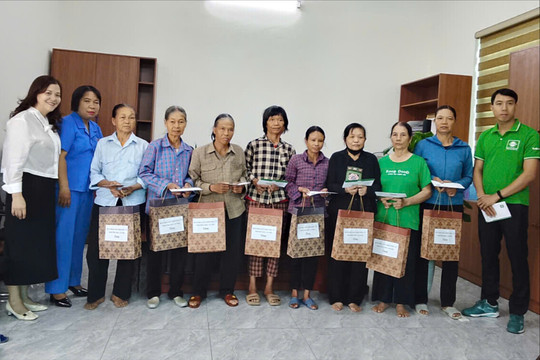 Trao 50 suất quà tặng phụ nữ khó khăn và thanh niên khuyết tật