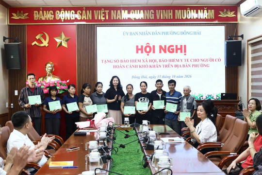 Đông Hải tặng thẻ bảo hiểm cho người khó khăn