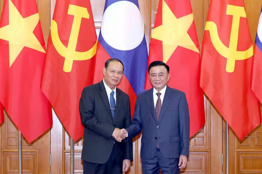 Thường trực Ban Bí thư Trần Cẩm Tú hội đàm với Thường trực Ban Bí thư Trung ương Đảng Nhân dân Cách mạng Lào
