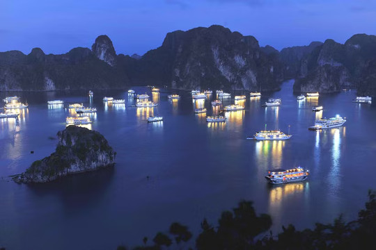 Hơn 30 du thuyền hạng sang sẽ trình diễn pháo hoa trên Vịnh Hạ Long dịp 20/10