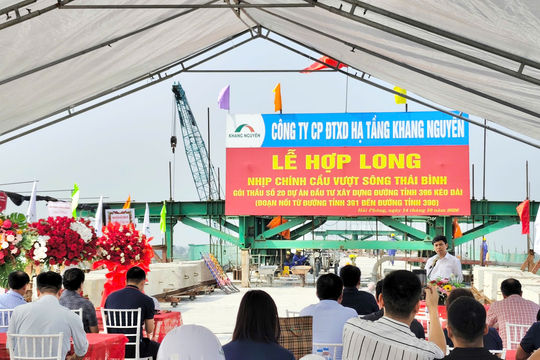Hợp long nhịp chính cầu vượt sông Thái Bình