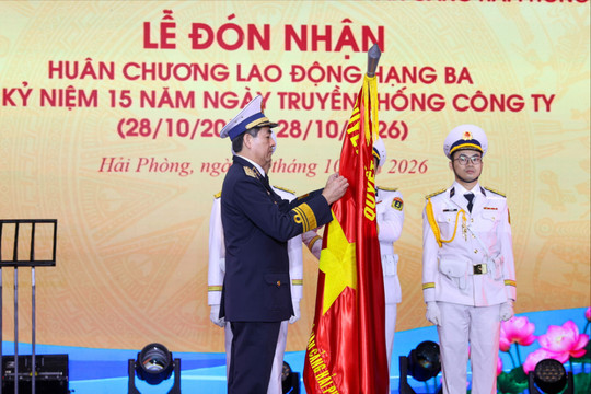 Tân Cảng Hải Phòng đón Huân chương Lao động hạng ba