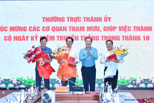 Đồng chí Nguyễn Sỹ Hiệp chúc mừng các cơ quan tham mưu, giúp việc Thành ủy