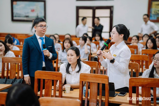 Tìm giải pháp 'xanh hóa' vận tải biển và đường thủy nội địa
