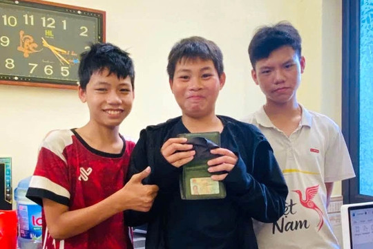 3 học sinh nhặt được ví, tìm cách trả lại người đánh mất
