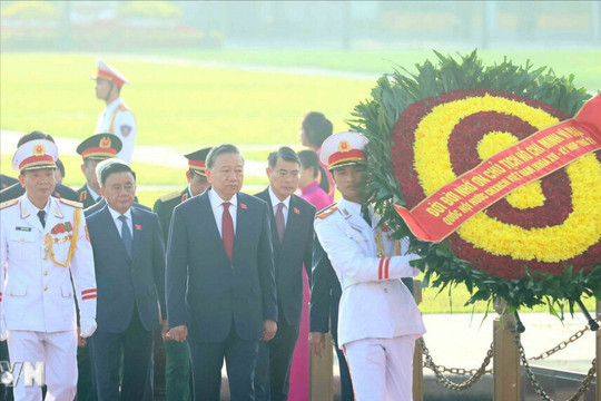 Đoàn đại biểu Quốc hội vào Lăng viếng Chủ tịch Hồ Chí Minh