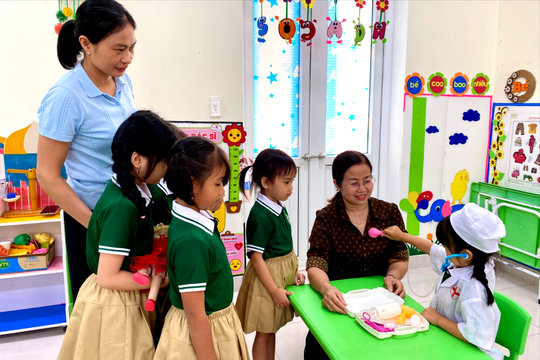 Khi hiệu trưởng, phó hiệu trưởng trường mầm non trực tiếp dạy trẻ