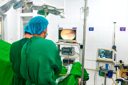 Trung tâm Y tế Chí Linh phẫu thuật nội soi cắt ruột thừa thành công cho bệnh nhi 46 tháng tuổi