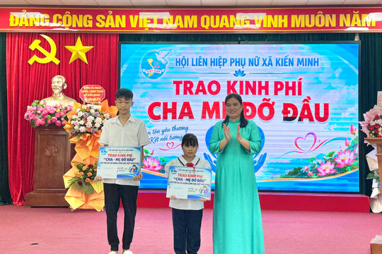 Kiến Minh trao kinh phí hỗ trợ trẻ mồ côi