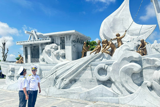 Từ Bến K15, những con tàu không số viết nên huyền thoại
