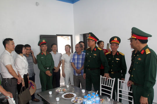 Bàn giao 'Nhà đồng đội' tặng gia đình chiến sĩ Trung đoàn 50