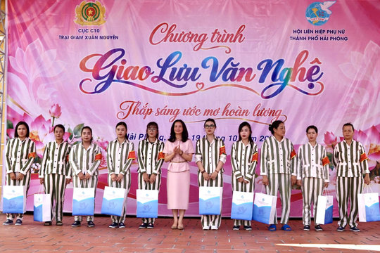 Hơn 800 nữ phạm nhân giao lưu văn nghệ nhân ngày 20/10
