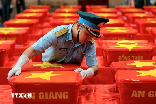 Máy bay quân sự đưa hơn 8.450 mẫu hài cốt liệt sĩ ra Hà Nội giám định ADN