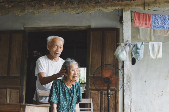 Chải tóc cho vợ